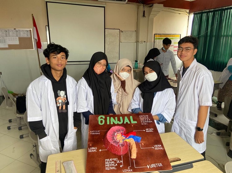 Praktikum Biologi di Islamic School SMA Harapan Mulia1