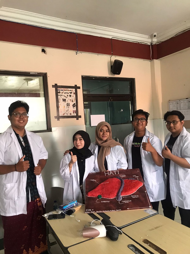 Praktikum Biologi di Islamic School SMA Harapan Mulia3